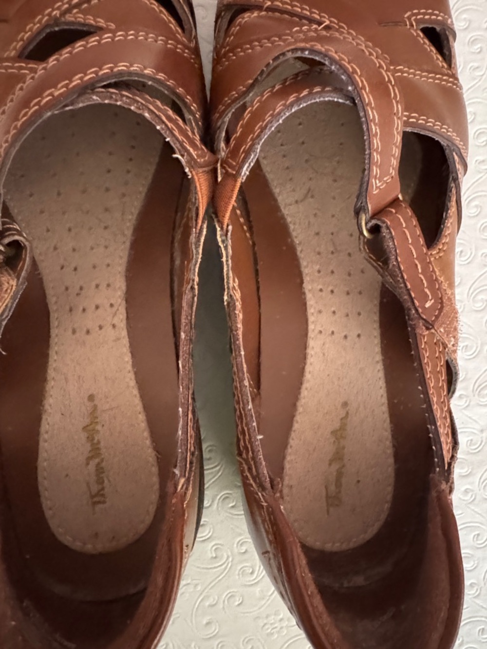Thom McAn Women's Brown Leather Cross-Strap flats - Picture 4 of 6